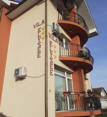 Sanmartin House | Highly Rated Vila Elysee: Family-Friendly with Kitchen Access