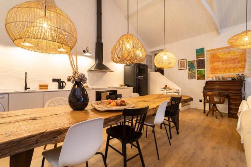 Sao Simao House | Explore Vila Fresca Apartment: Family-Friendly Retreat