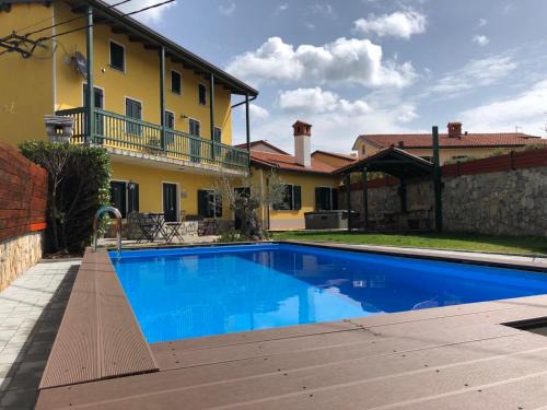 Komen House | Relax at Vila Friuli Karst: Pet-Friendly with Pool Access