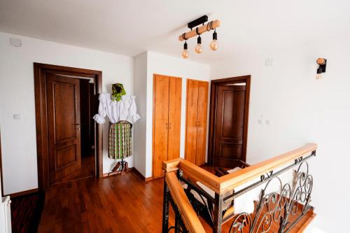 Viseu de Jos Villa | Vila Ghita: Family-Friendly Retreat with Hot Tub & Kitchens