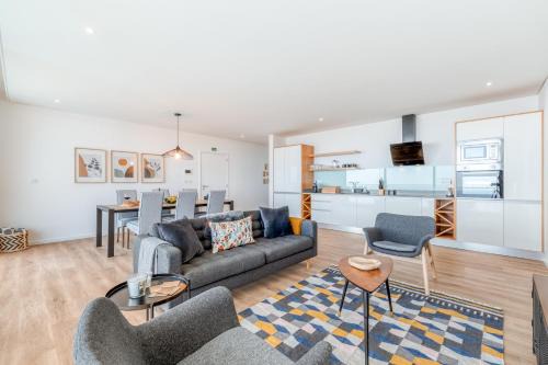 Canhas Apartment | Vila Inanda: Oceanfront Haven with Pool & Hot Tub