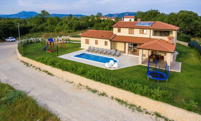 Nedescina Villa | Relaxing Vila Jadran: Family-Friendly Holiday Home in Nedešćina