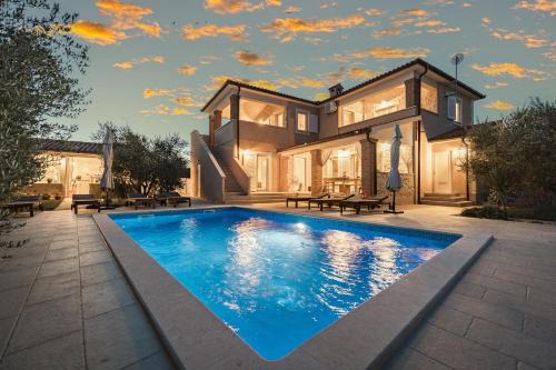 Peruski Villa | Top-Rated Vila Javor with Oceanfront Pool and Family Fun