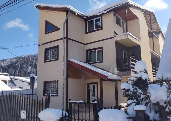 Azuga House | Family-Friendly Vila Jolie with Kitchen Amenities Awaits You