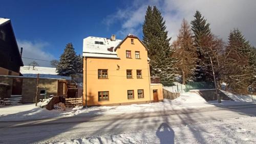 Loucna Pod Klinovcem Villa | Vila Kokrhačka: Family-Friendly Retreat with Hot Tub Access