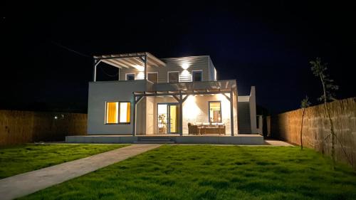 Murighiol Villa | Inviting Vila Lac: 4-Star Hotel with Hot Tub & Family Amenities
