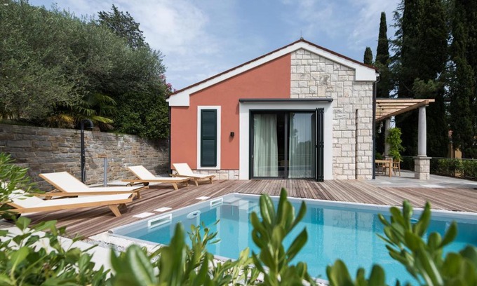 Strunjan Apartment | Pet-Friendly Vila Laguna Strunjan with Oceanfront Spa