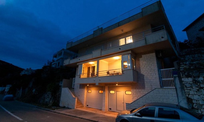 Neum Apartment | Pet-Friendly Vila Lavanda with Oceanfront Views