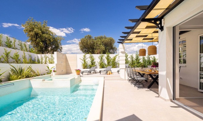 Razanj Villa | Vila Leylandii in Razanj