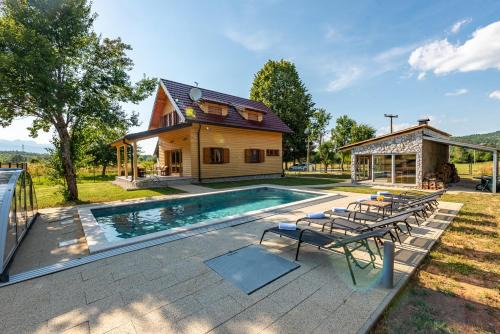 Lovinac Ski Chalet | Vila Lipa: 4-Star Retreat with Pool & Hot Tub Awaits