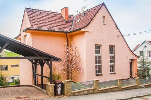 Luhacovice Apartment | Relaxing Vila Magnolie: 4-Star Stay with Spa & Breakfast