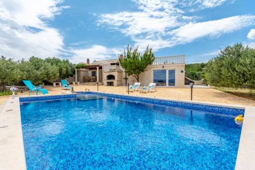 Praznica Villa | Experience Vila Maslinica: Pet-Friendly Oceanfront Retreat