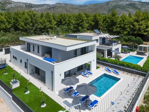 Stankovici Villa | Discover Vila Mi: Oceanfront Retreat with Pool & Beach Access