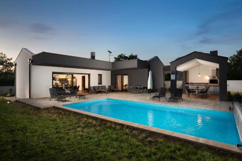 Divsici Villa | Oceanfront Vila Nora: Guest Rated 9.7/10 with Pool Access