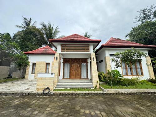 Borobudur Villa | Discover Vila Pandhappa: Family-Friendly with Pool Access