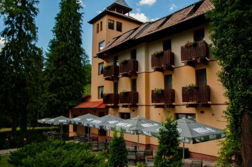 Sovata Hotel | Explore Vila Parc: Family-Friendly Retreat with Pool Access
