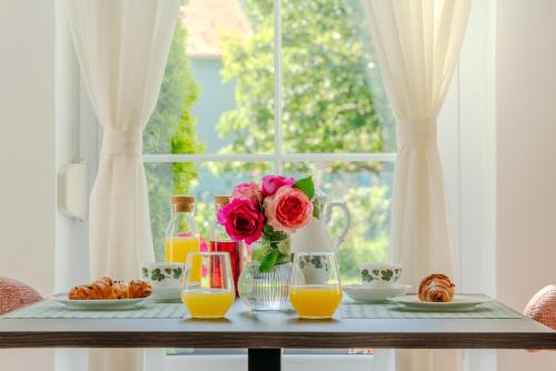 Vukovar Bed & Breakfast | Vila Rosa: Guest Rated 9.7 with Oceanfront Views