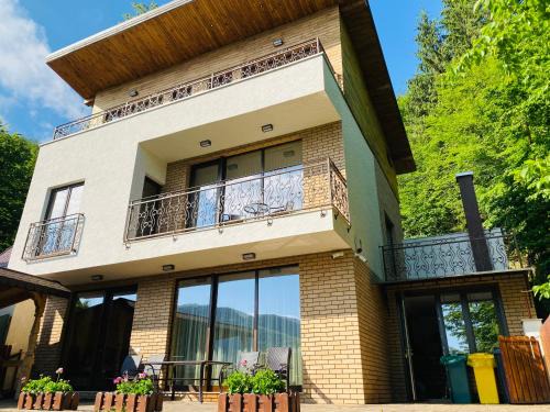 Gilau Apartment | Vila Tarnita: Family-Friendly Retreat with 9.9/10 Rating