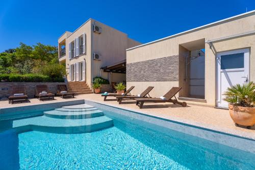 Cove Donja Krusica (Donje selo) Apartment | Vila Vita: Exceptional Oceanfront Escape with Pool & Breakfast