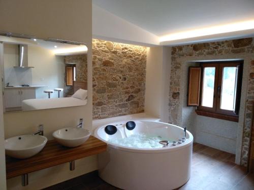 Muxia Apartment | Oceanfront Vilar de Lema with Hot Tub & Breakfast Options