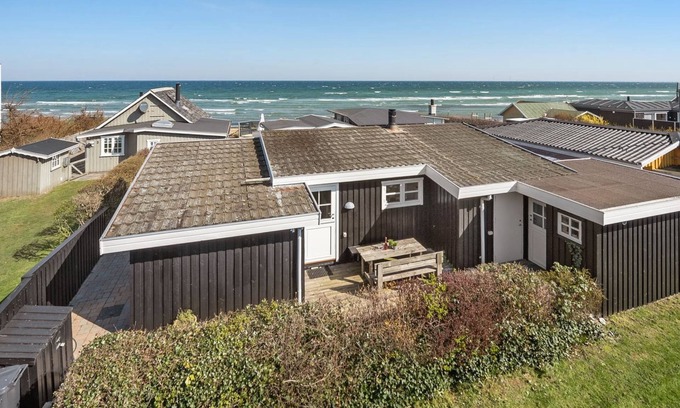 Nordenhuse House | Relax at "Viljami" – Oceanfront Oasis with Spa Amenities