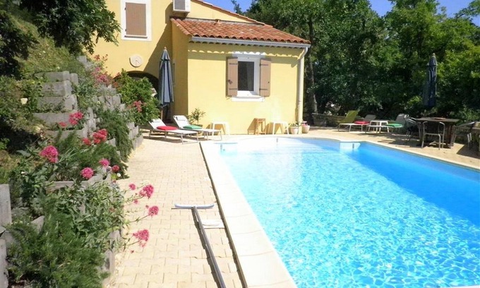 Saint-Paul-Trois-Chateaux Villa | Inviting Villa in Saint-Paul-Trois-Chateaux with Pool