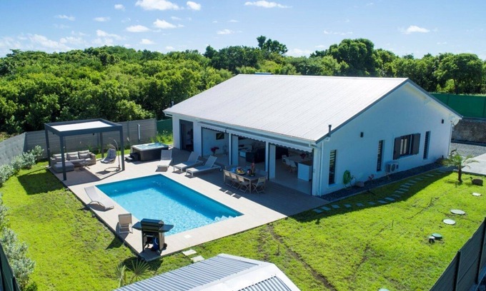 Saint-Francois Villa | Relaxing Villa à St François with Pool and Family Amenities