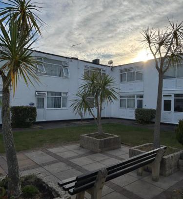 Dawlish Warren House | Pet-Friendly Villa 118 with Pool in Dawlish Warren