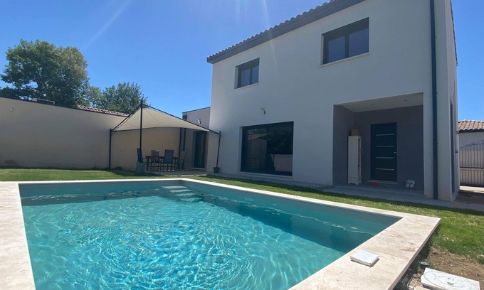 Camaret-sur-Aigues House | Elegant Villa with Pool and Lake Views in Provence
