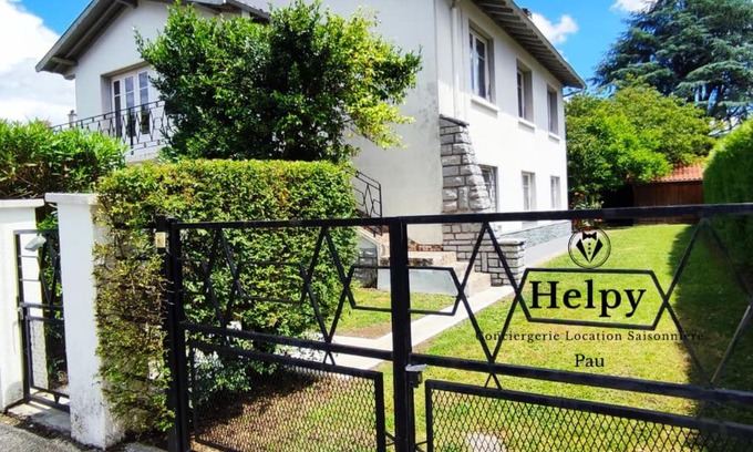 Pau Nord Villa | Relaxing Villa for 15 with Garden, Parking & Child Friendly