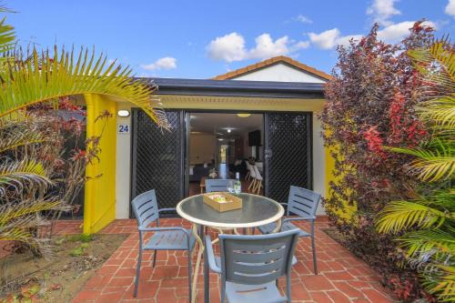 Coral Cove Apartment | Villa 24: Family-Friendly Retreat with Oceanfront Bliss