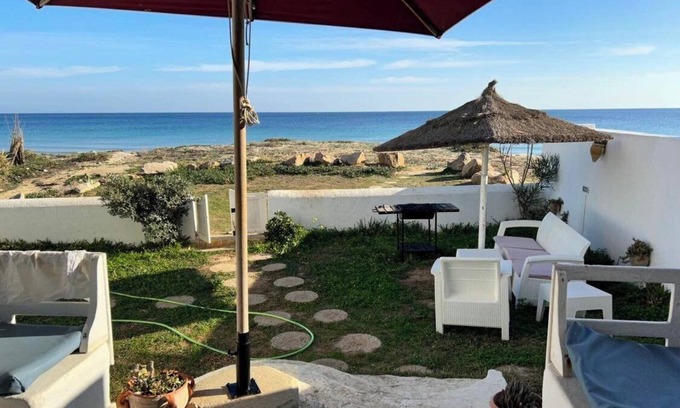 Kelibia House | Pet-Friendly Villa 2s+3 Right on the Water in Kelibia