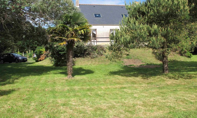 Roscanvel Villa | Peaceful Villa for 4 with Ocean View & Vast Garden