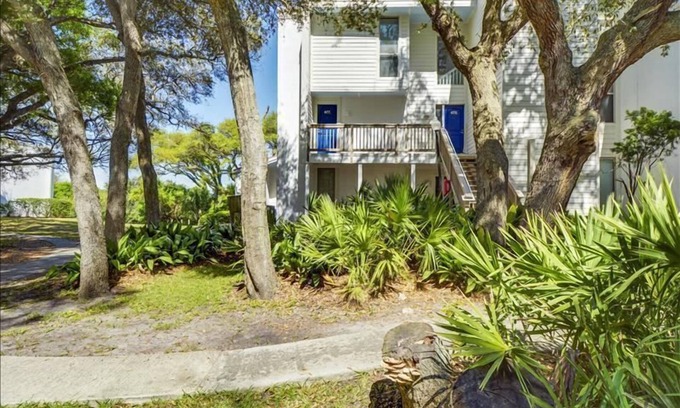 Jekyll Island Condo | Villa By The Sea: Oceanfront Paradise with Pool & Breakfast