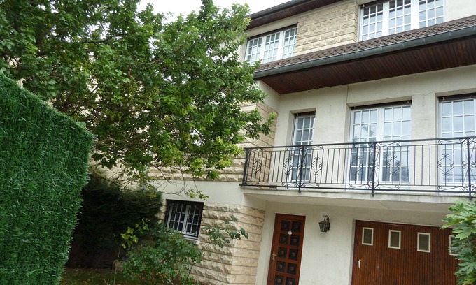 Le Kremlin-Bicetre House | Discover JO 2024 - Paris Villa with Gardens & Pool