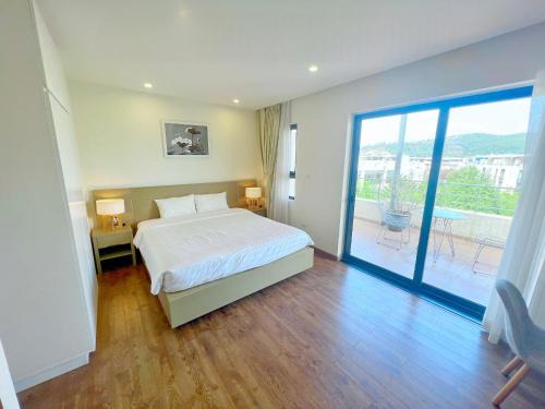 Ha Long Apartment | Pet-Friendly Royal Lotus 5-Bedroom Oceanfront Retreat