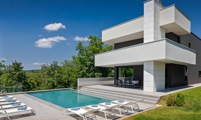 Vela Traba Villa | Elegant Villa 55 with Pool & Jacuzzi in Tinjan Awaits