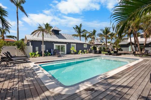 Holmes Beach Villa | Experience Villa #7 AMI Lime Fish: Oceanfront Family Retreat
