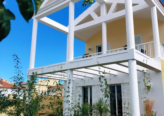 Arona Hotel | Relaxing Getaway at Villa 8 Islas with Family-Friendly Amenities