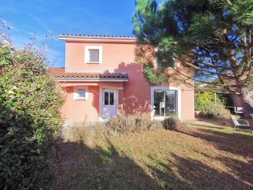 Montmerle-sur-Saone Villa | Family-Friendly Villa with Ocean View Near Saône River
