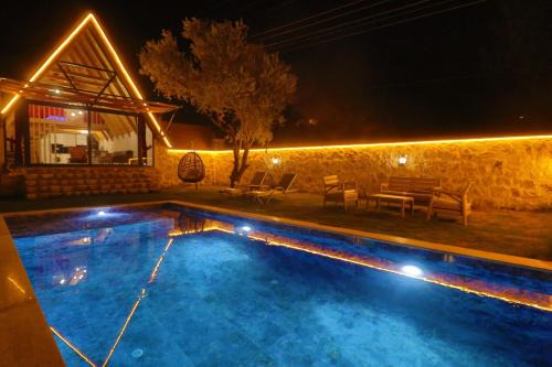 Uzumlu Villa | Relax at Villa Aşkhane: Pet-Friendly Retreat with Hot Tub