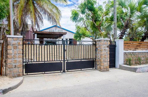 Morondava House | Villa A.TIA: Pet-Friendly Oceanfront Retreat with Stunning Views