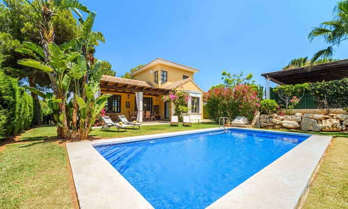 Cansalades Villa | Villa Abaesko: Serene Getaway with Private Pool & Garden