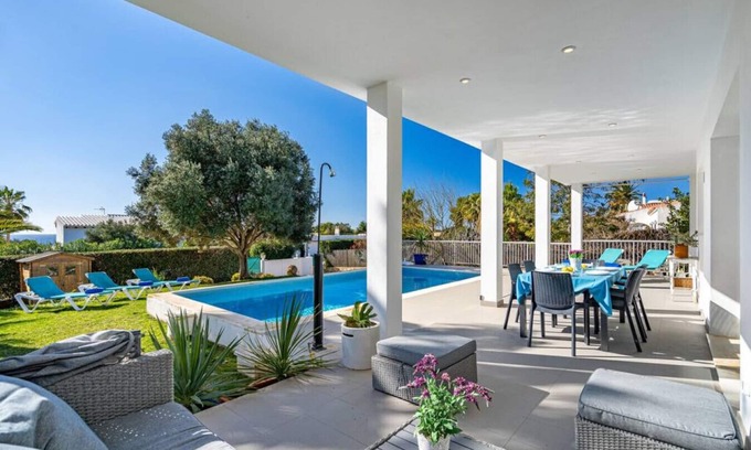 Binisafua Villa | Villa Abril - Modern Beachside Retreat with Ocean Views
