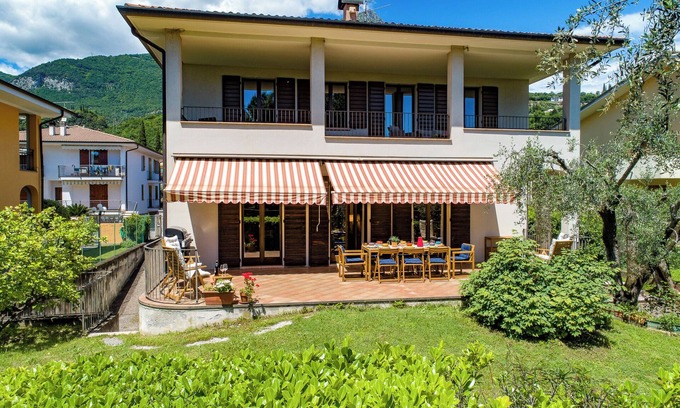 Toscolano Maderno Villa | Villa Acqua Blu: Gorgeous villa walking distance to Lake Garda and its beaches n