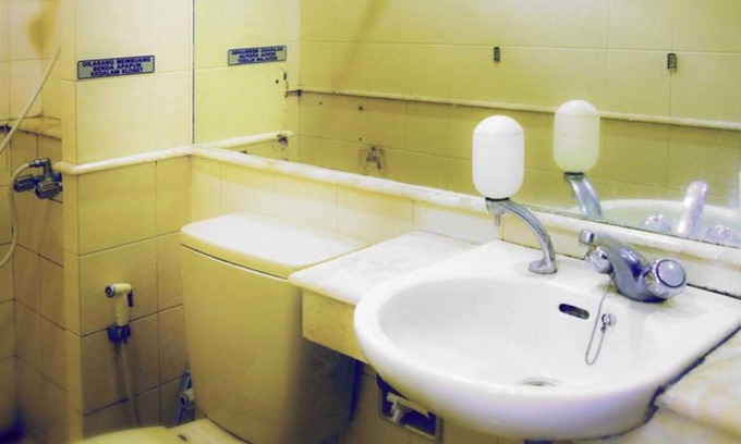 Cipanas Villa | Villa Ade: Cozy Retreat with Breakfast & Kitchen Access