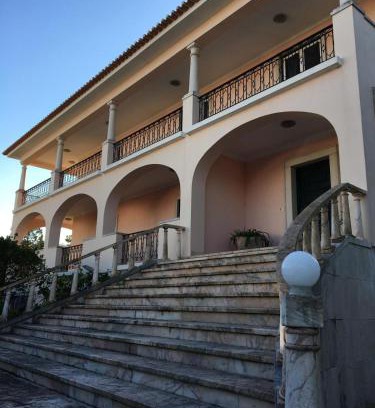 Santa Maria e Sao Miguel Bed & Breakfast | Oceanfront Villa Aedan Sintra: Family-Friendly Retreat