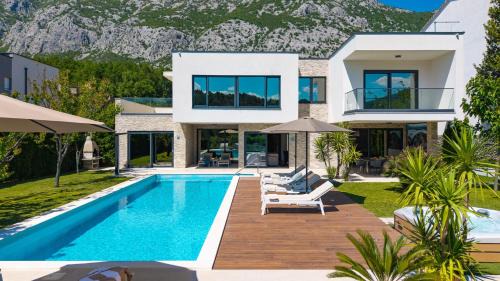 Duce Villa | Villa Agava: 5-Star Retreat with Heated Pool & Jacuzzi