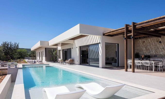 Xirokampi Villa | Relax by the Saltwater Pool with Breathtaking Seaviews