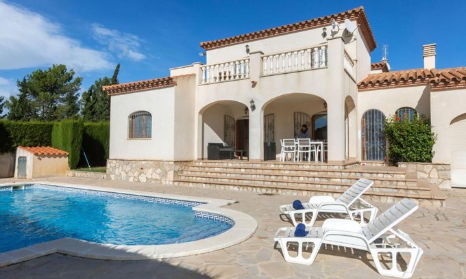 Miami Platja Villa | Pet-Friendly Villa Aguamarina with Pool & Family Amenities